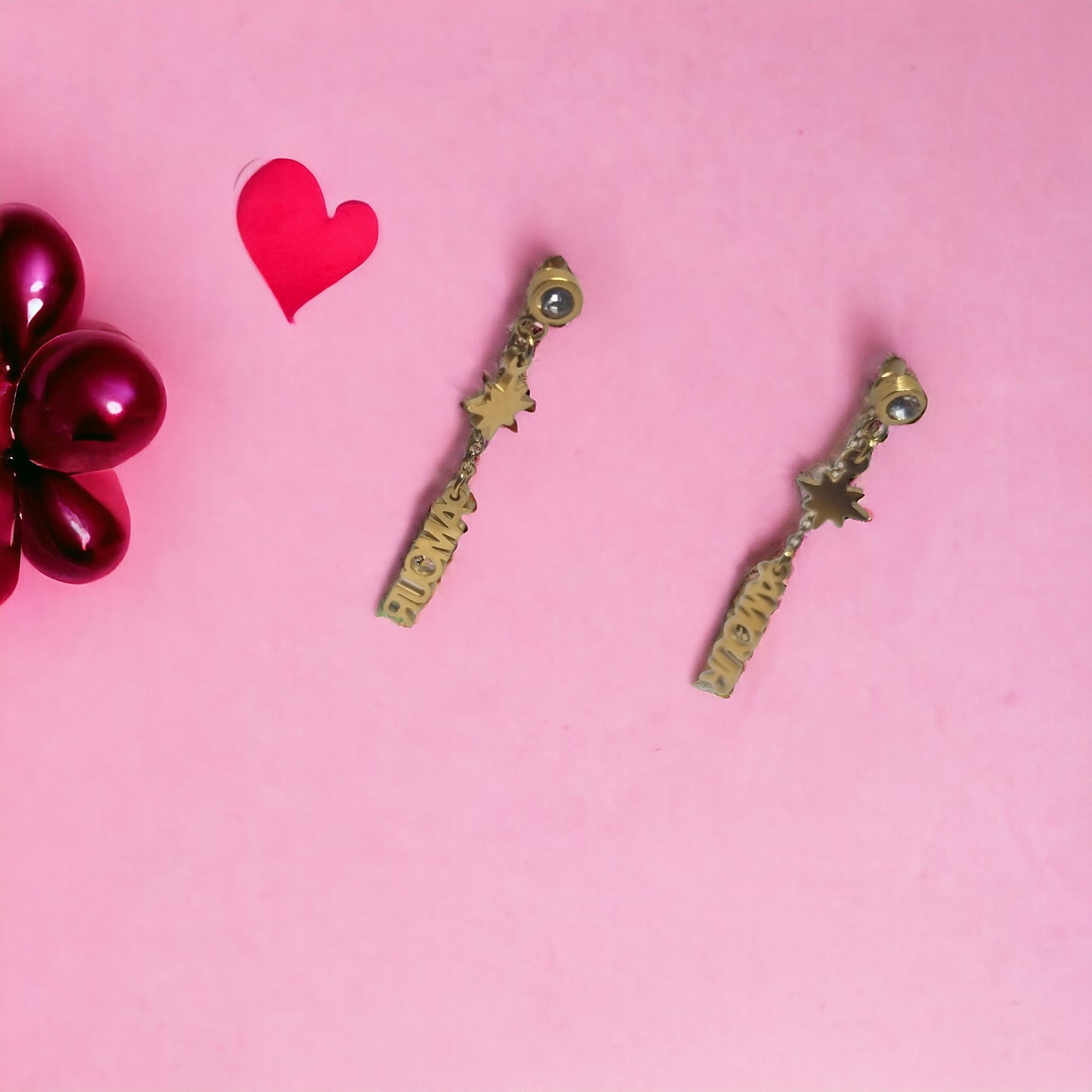 Goudkleurige oorstekers met tekst amour, ster en steentje - oorbellen | Studio XOVA VTD07