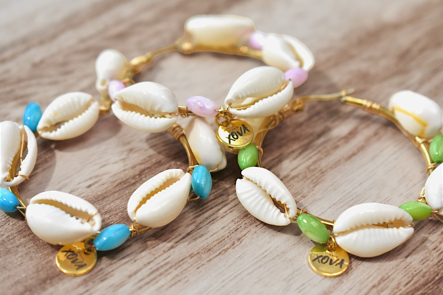 Noa - Hoops met schelpen en blauwe kralen