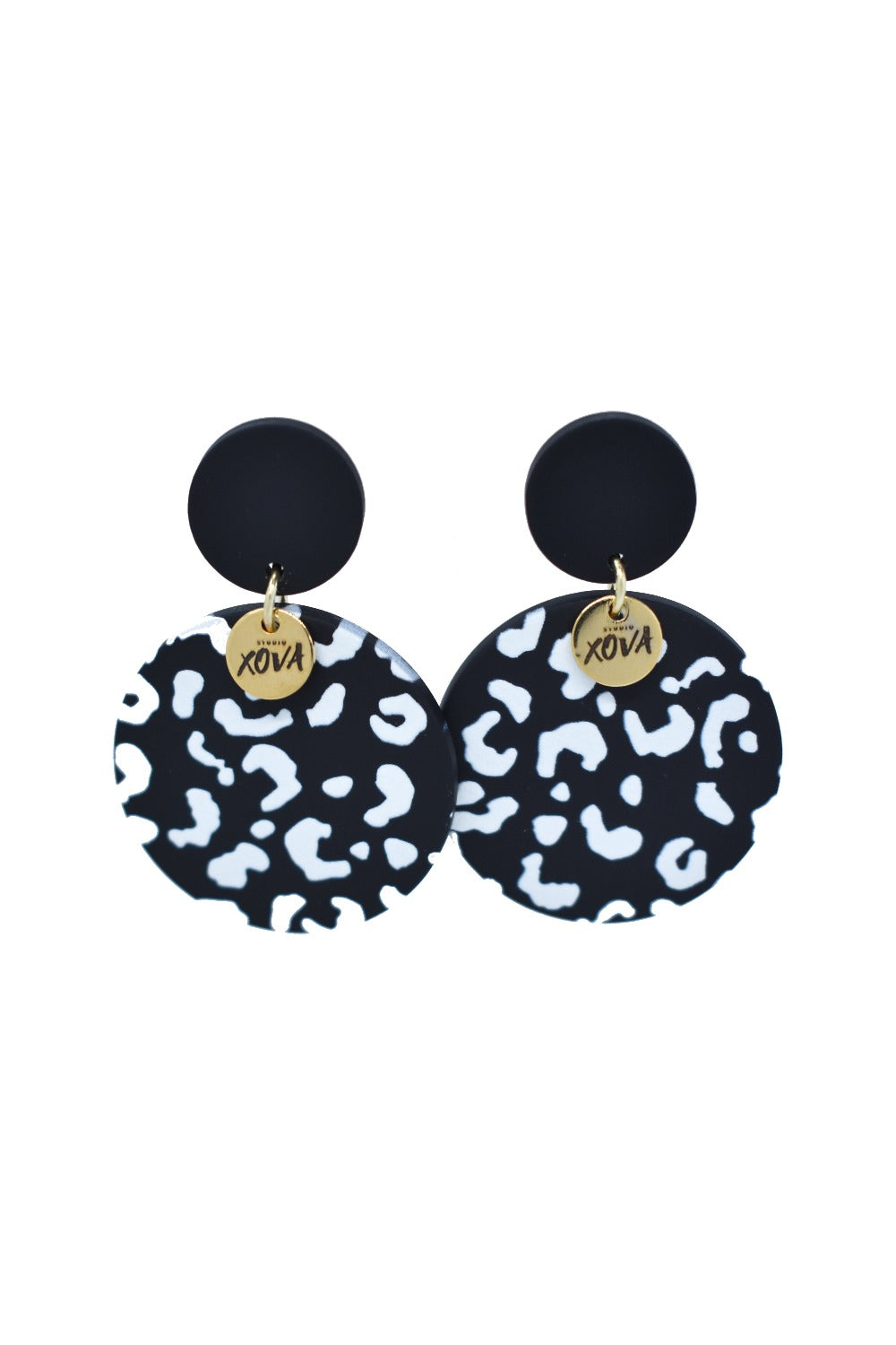 Zwart witte oorbellen met panterprint en goudkleurige bedel | Studio XOVA X.120