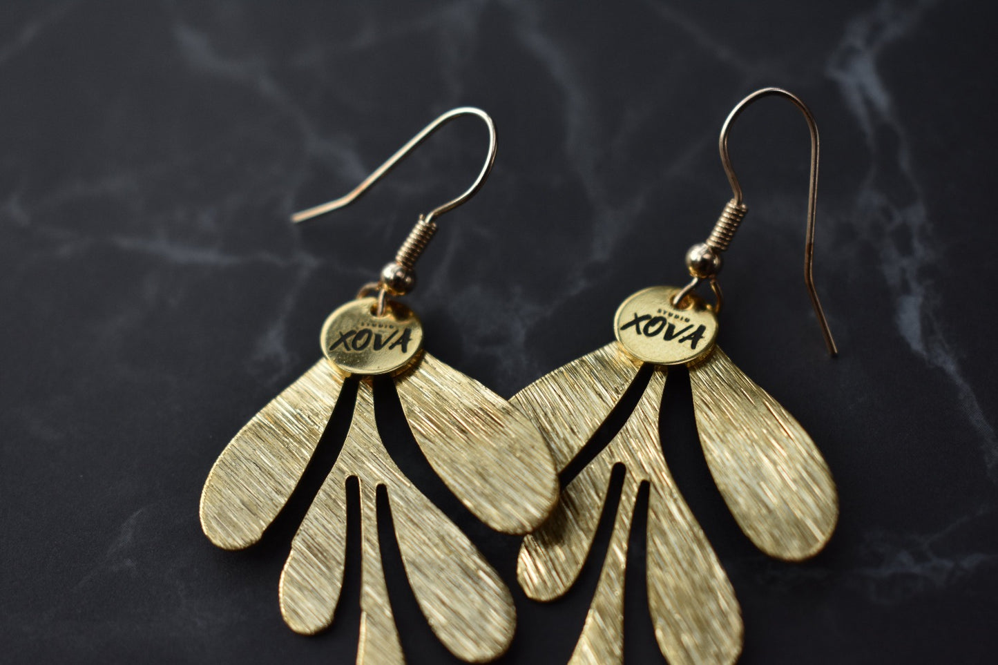 Handgemaakte gouden chique oorbellen met goudkleurige bedel | Studio XOVA X.104