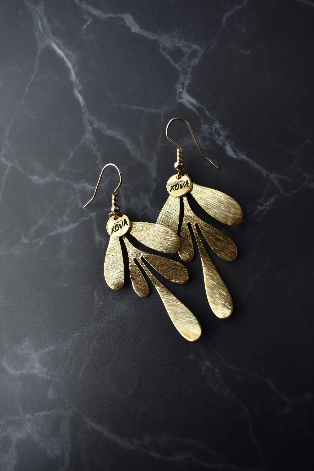 Handgemaakte gouden chique oorbellen met goudkleurige bedel | Studio XOVA X.104