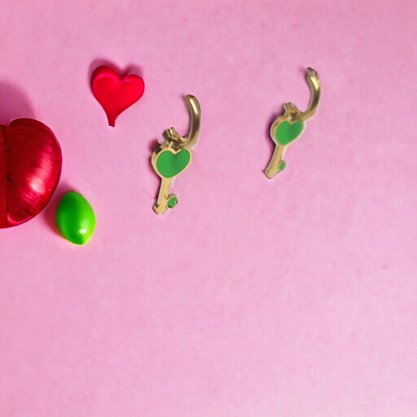 Goudkleurige kleine mini hoops met hartjes sleutel, de sleutel tot je hart, in lichtgroen | Studio XOVA VTD09