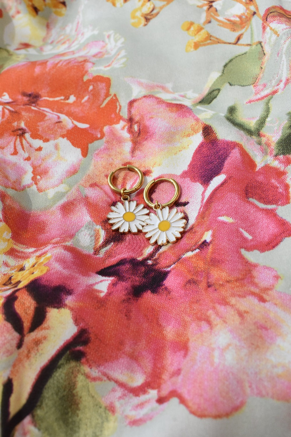 Madelief - Kleine hoops met bloem bedel