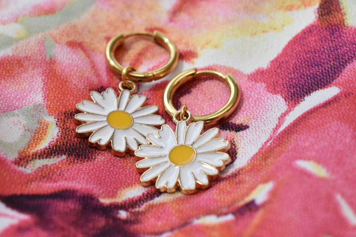 Madelief - Kleine hoops met bloem bedel