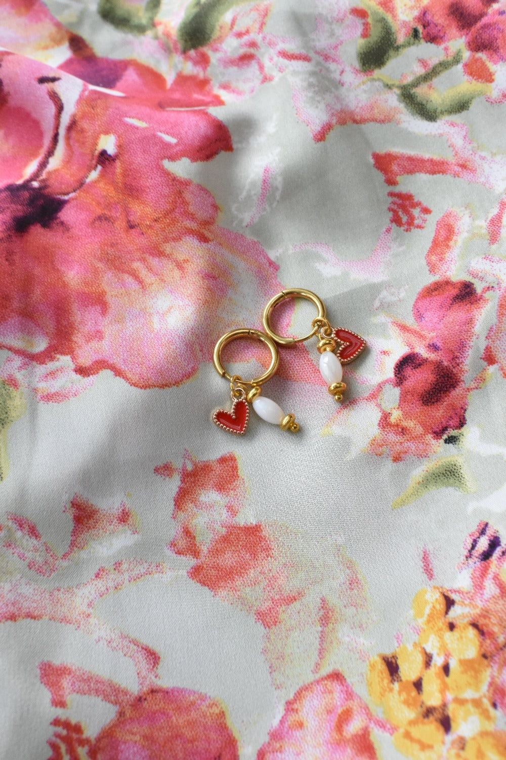 Millie - Kleine goudkleurige hoops met charms