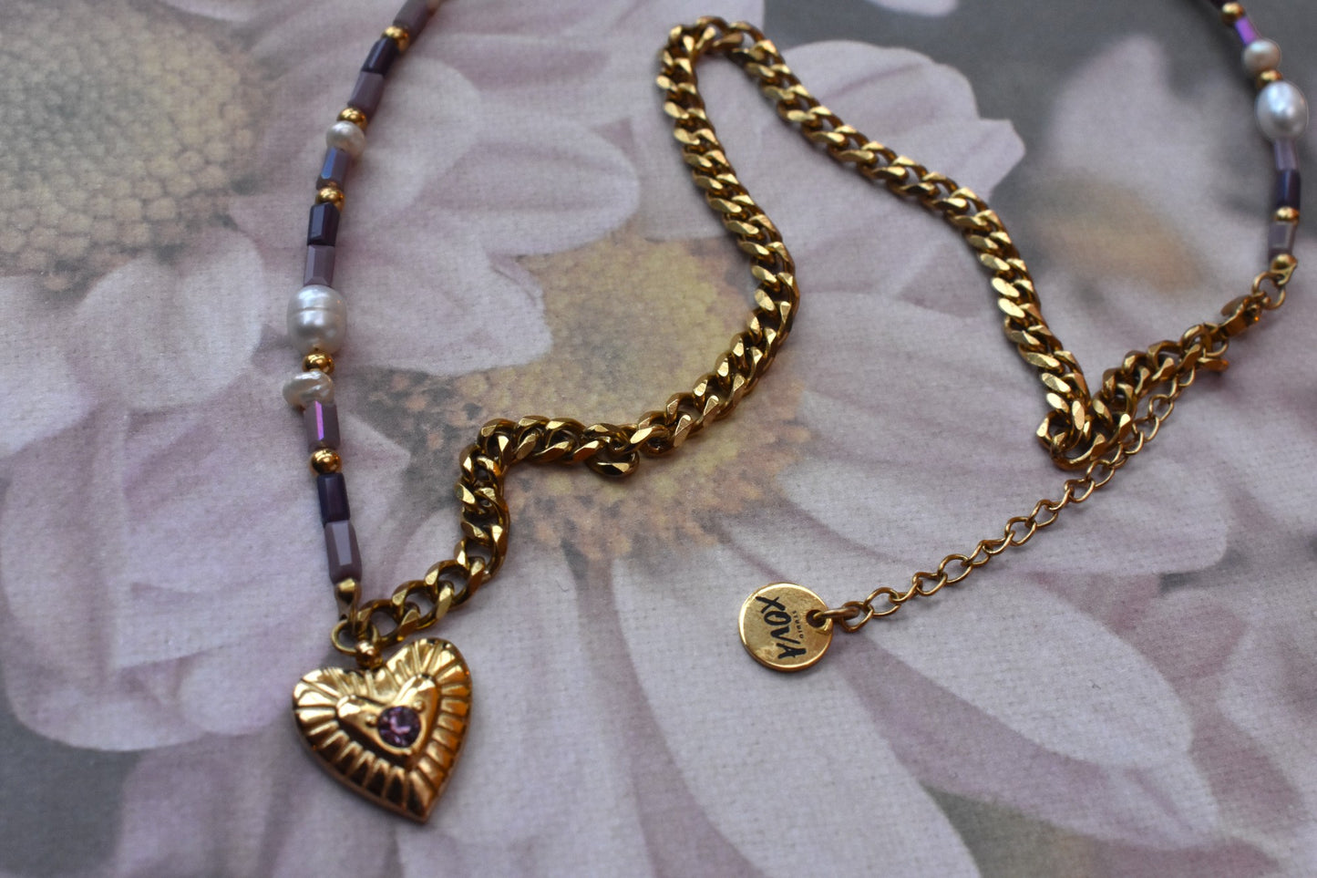 Goudkleurige ketting met hart en voor de helft kralen en voor de helft chain, paars | Studio XOVA V.04
