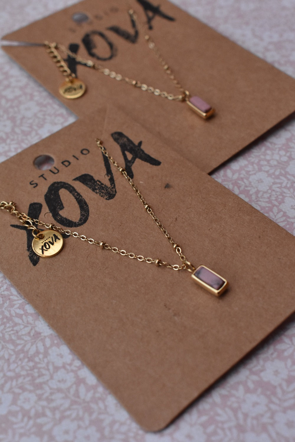 Goudkleurige ketting met roze natuursteen | Studio XOVA V.31