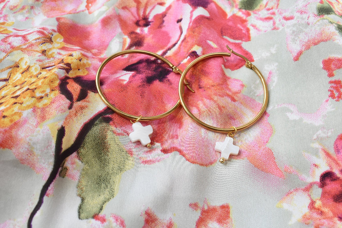 Adine - Goudkleurige hoops met schelp plus