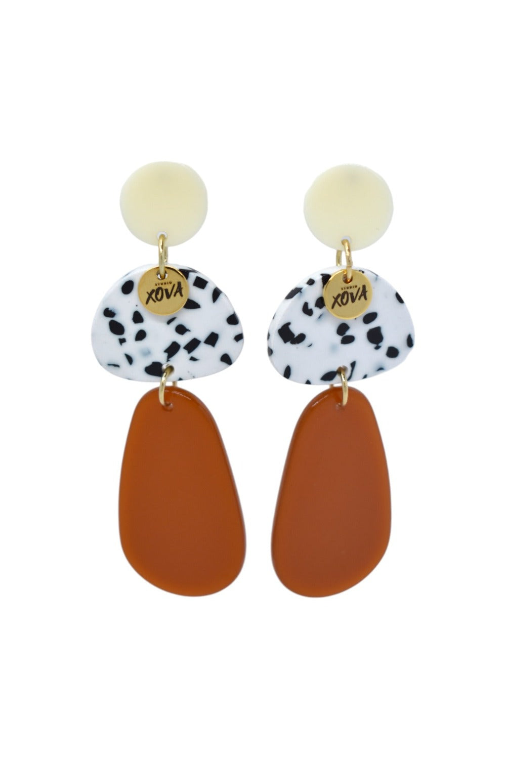 Exclusieve statement oorbellen met terrazzo print en goldplated bedel | Studio XOVA X.128