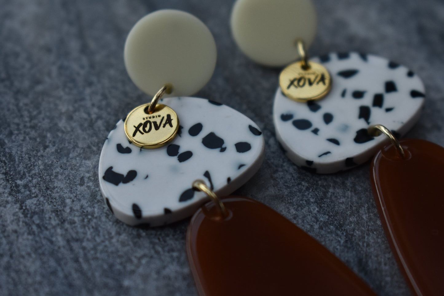 Exclusieve statement oorbellen met terrazzo print en goldplated bedel | Studio XOVA X.128