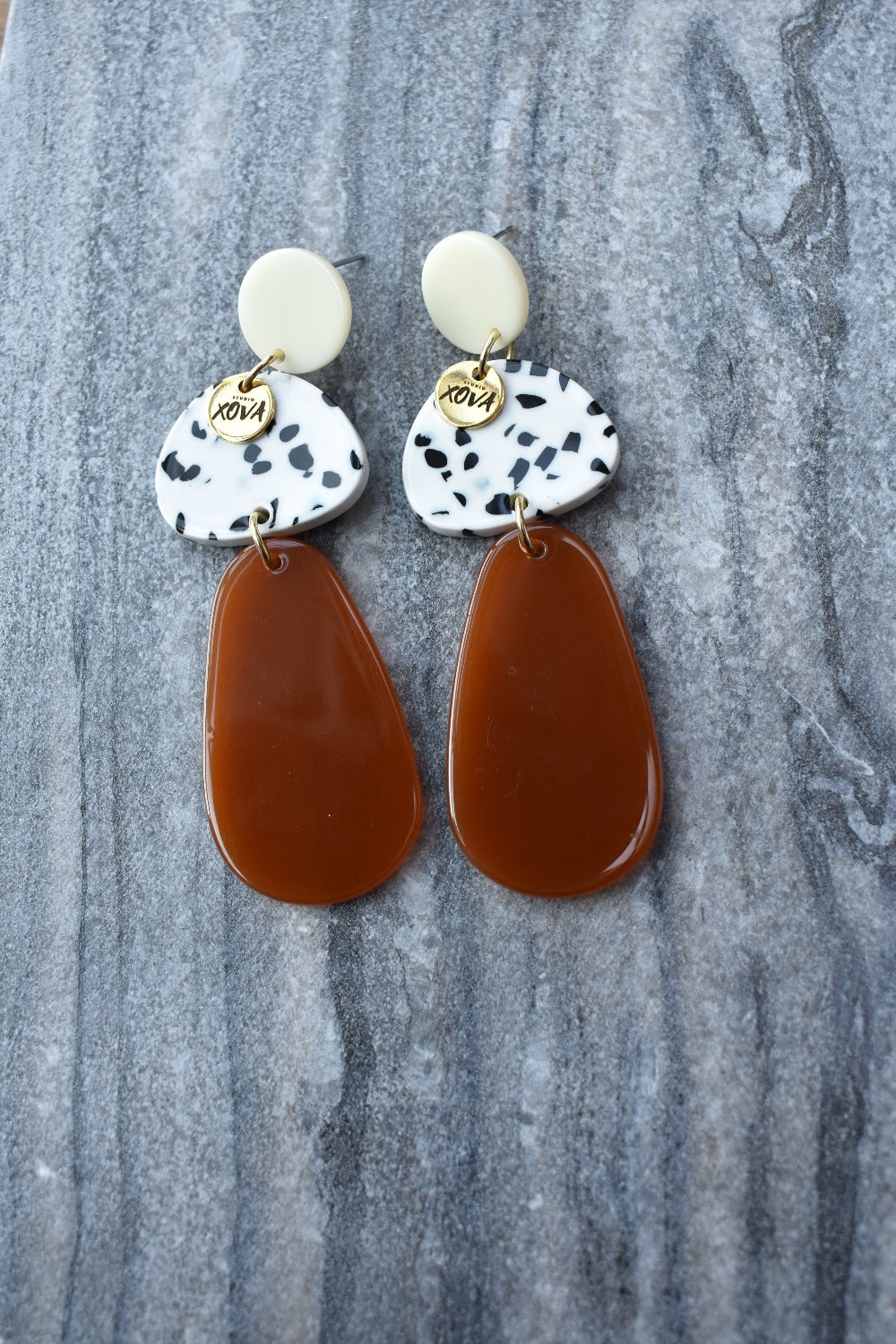 Exclusieve statement oorbellen met terrazzo print en goldplated bedel | Studio XOVA X.128