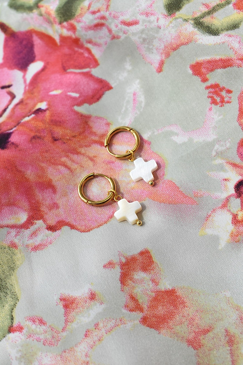 Caroline - Goudkleurige kleine hoops met schelp plus