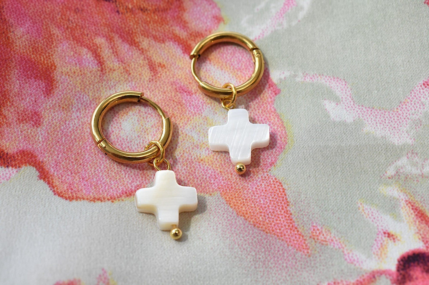 Caroline - Goudkleurige kleine hoops met schelp plus