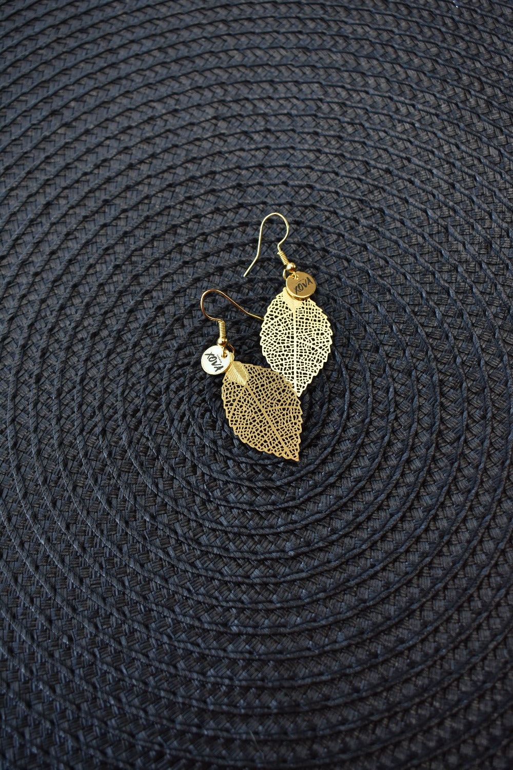 Goudkleurig natuur blad oorbellen met goudkleurige bedel | Studio XOVA X.171