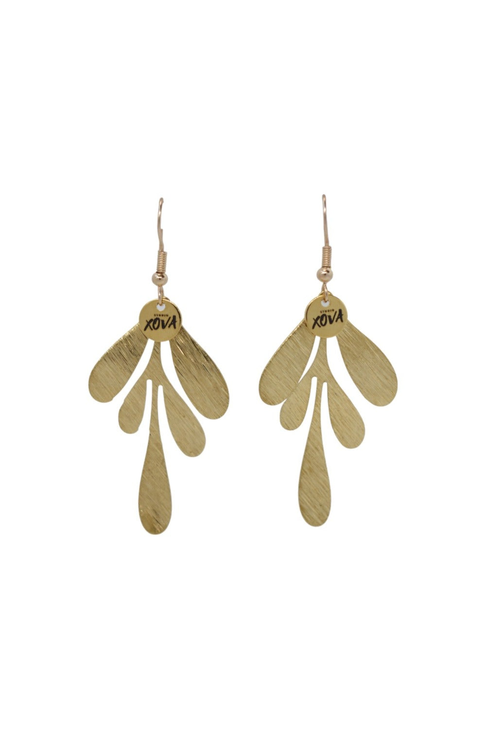 Handgemaakte gouden chique oorbellen met goudkleurige bedel | Studio XOVA X.104