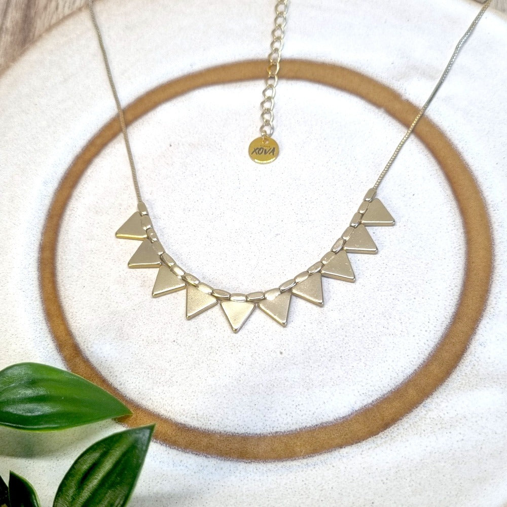 Goudkleurige ketting met driehoek vlaggen | Studio XOVA V.34