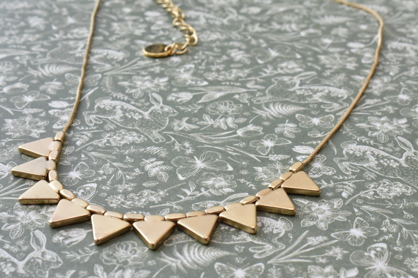 Goudkleurige ketting met driehoek vlaggen | Studio XOVA V.34
