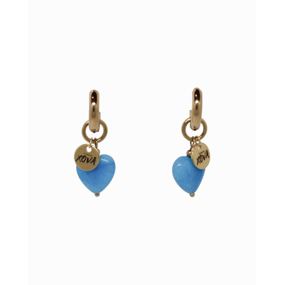 Goudkleurige kleine hoops oorbellen met blauwe hematiet kraal in een hartje en goudkleurige bedel | Studio XOVA X.262