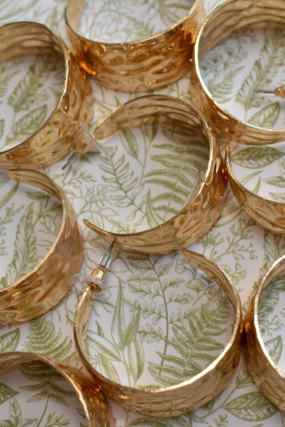 Goudkleurige open hoops oorbellen met textuur | Studio XOVA X.251