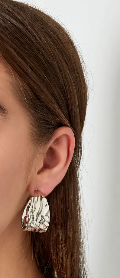 Goudkleurige open hoops oorbellen met textuur | Studio XOVA X.251