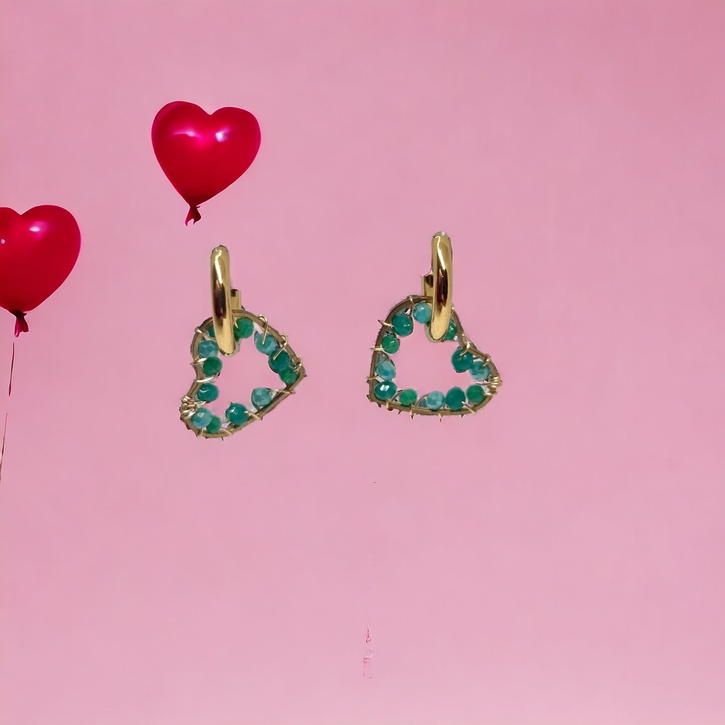 Goudkleurige kleine hoops oorbellen met zeeblauwe turqoise gekleurde kraaltjes | Studio XOVA VTD10