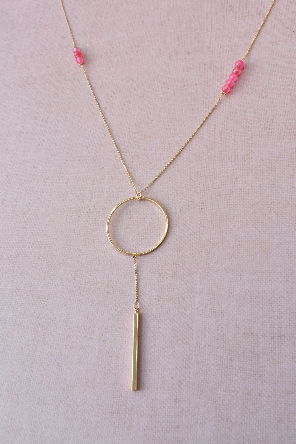 Goudkleurige ketting roze kralen en hanger | Studio XOVA V.40