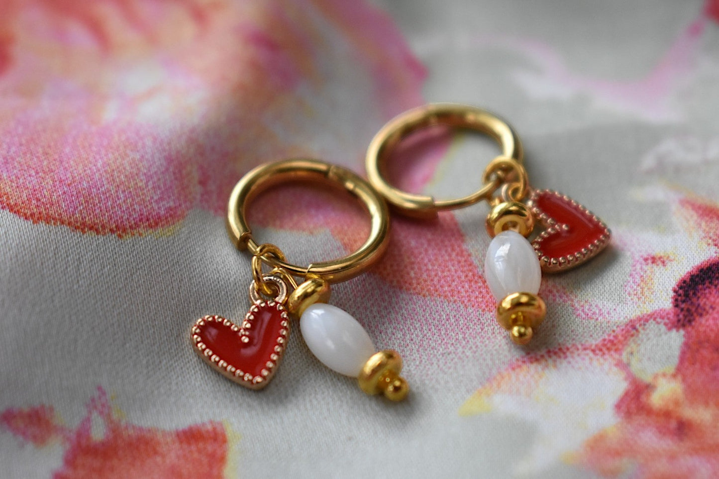 Millie - Kleine goudkleurige hoops met charms