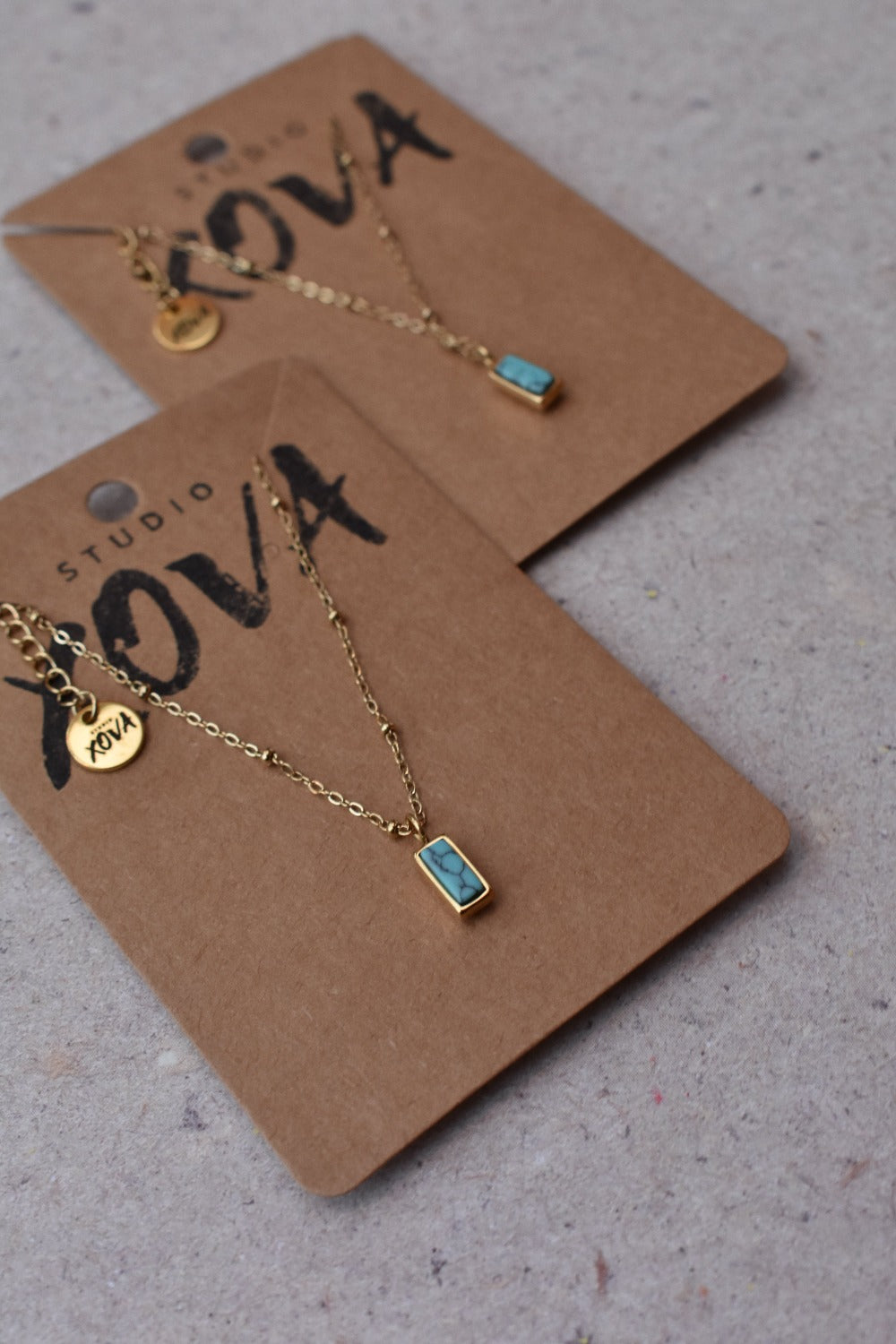 Goudkleurige ketting met blauw natuursteen | Studio XOVA V.25
