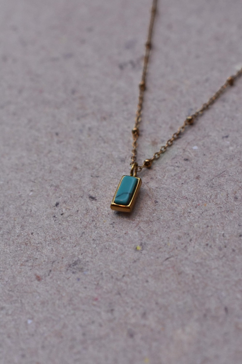 Goudkleurige ketting met blauw natuursteen | Studio XOVA V.25