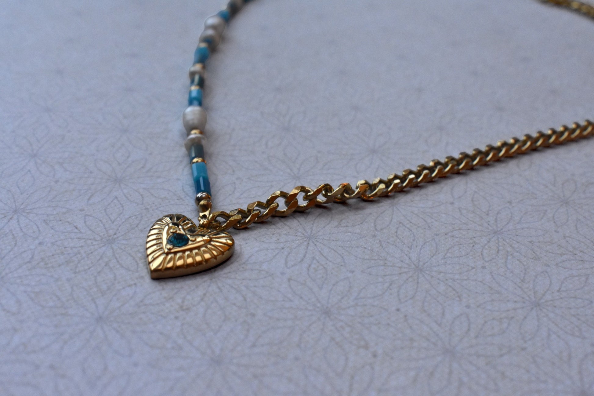 Goudkleurige ketting met hart en voor de helft kralen en voor de helft chain, aqua, lichtblauw | Studio XOVA V.23