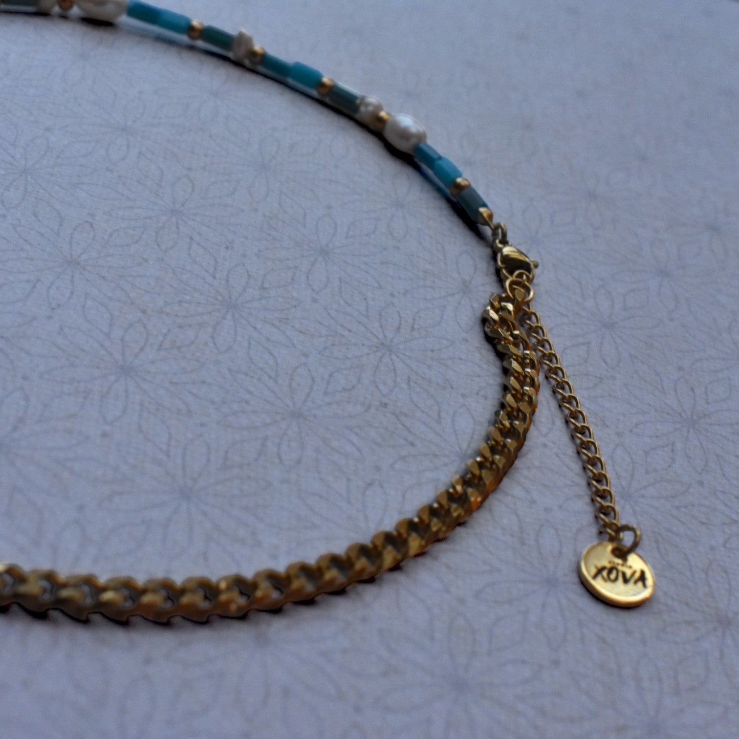 Goudkleurige ketting met hart en voor de helft kralen en voor de helft chain, aqua, lichtblauw | Studio XOVA V.23