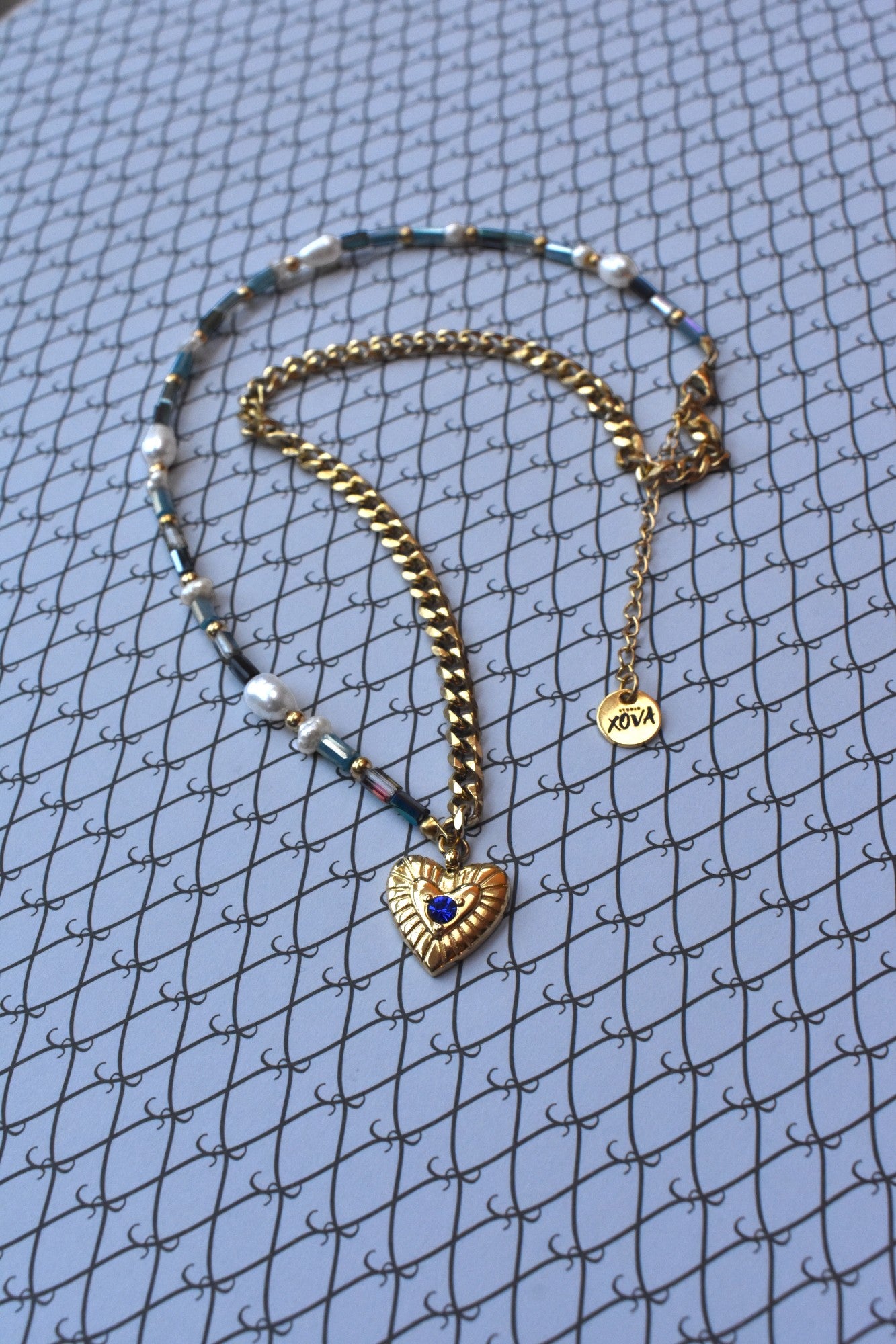 Goudkleurige ketting met hart en voor de helft kralen en voor de helft chain, blauw, donkerblauw | Studio XOVA V.17
