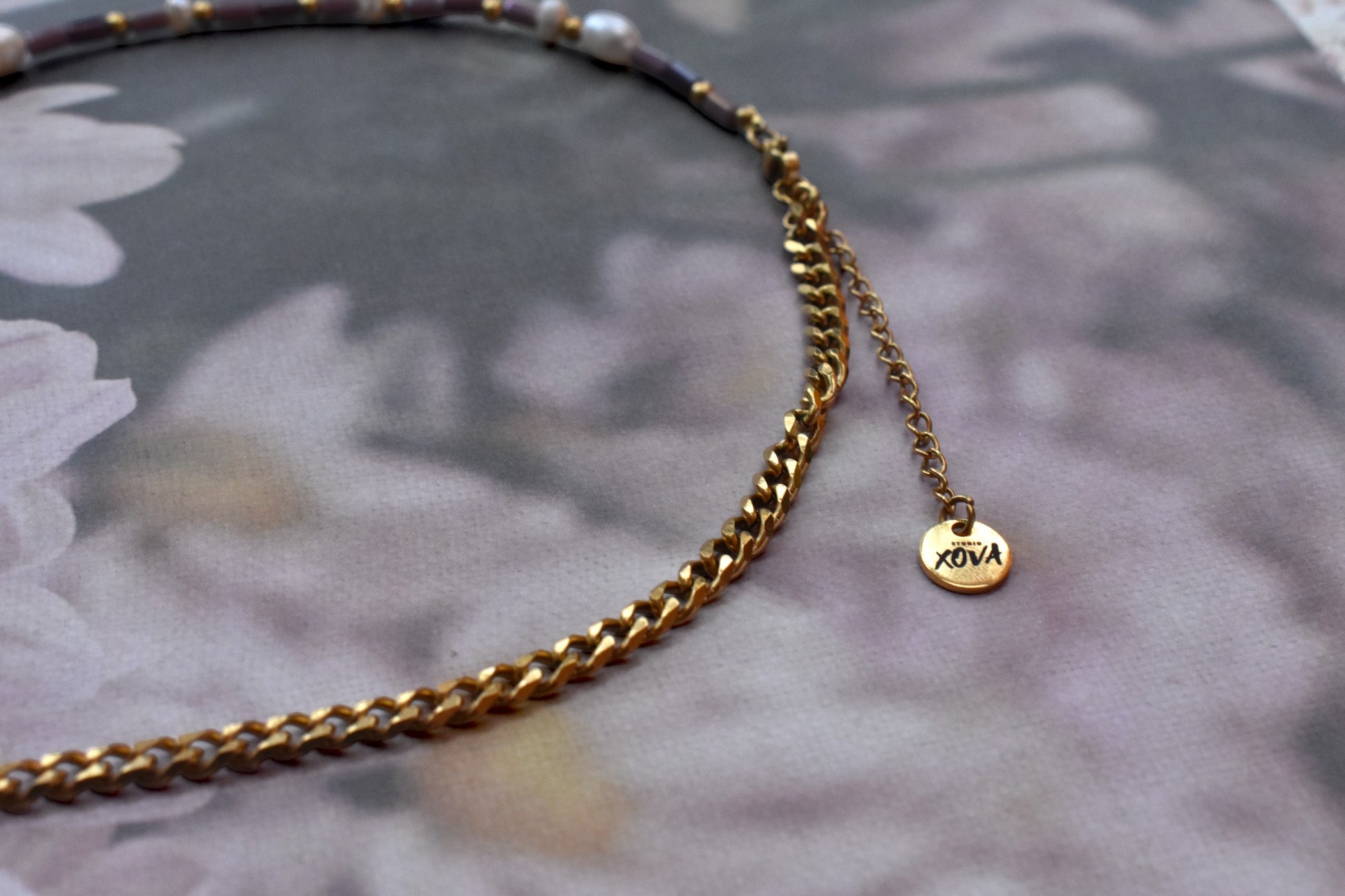 Goudkleurige ketting met hart en voor de helft kralen en voor de helft chain, paars | Studio XOVA V.04