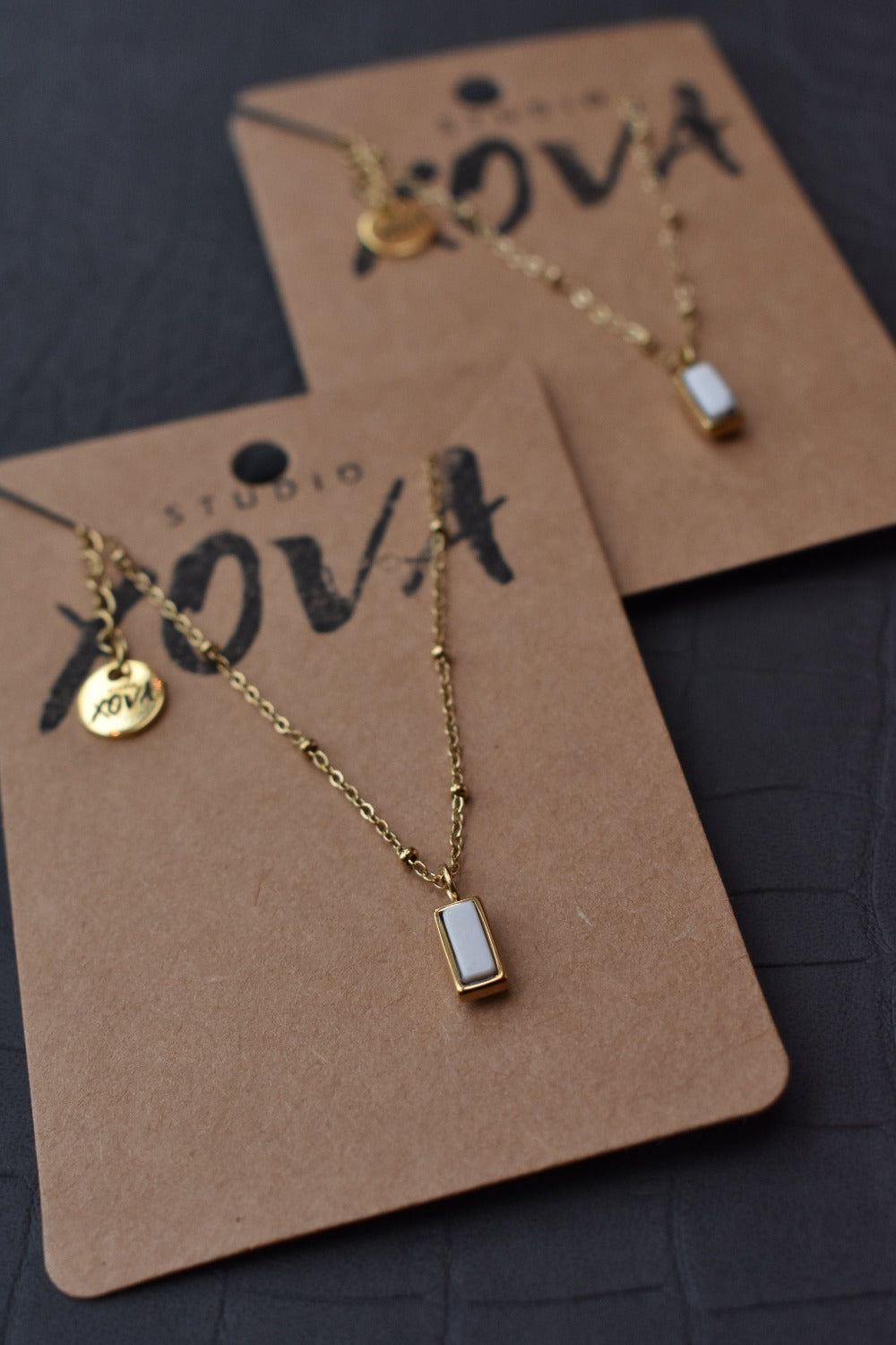 Goudkleurige ketting met wit natuursteen | Studio XOVA V.12