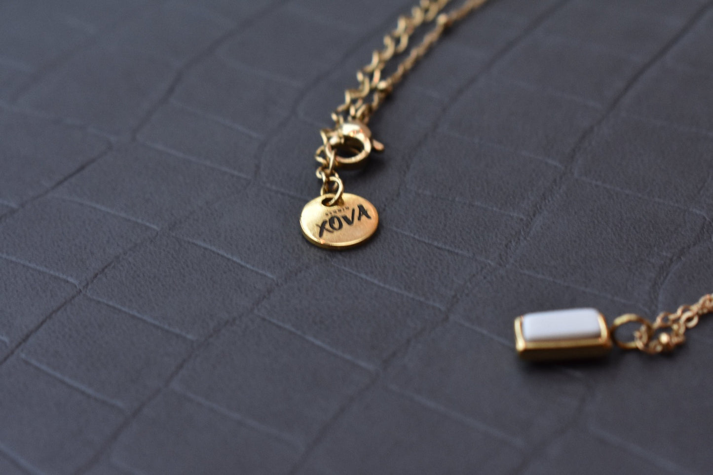 Goudkleurige ketting met wit natuursteen | Studio XOVA V.12