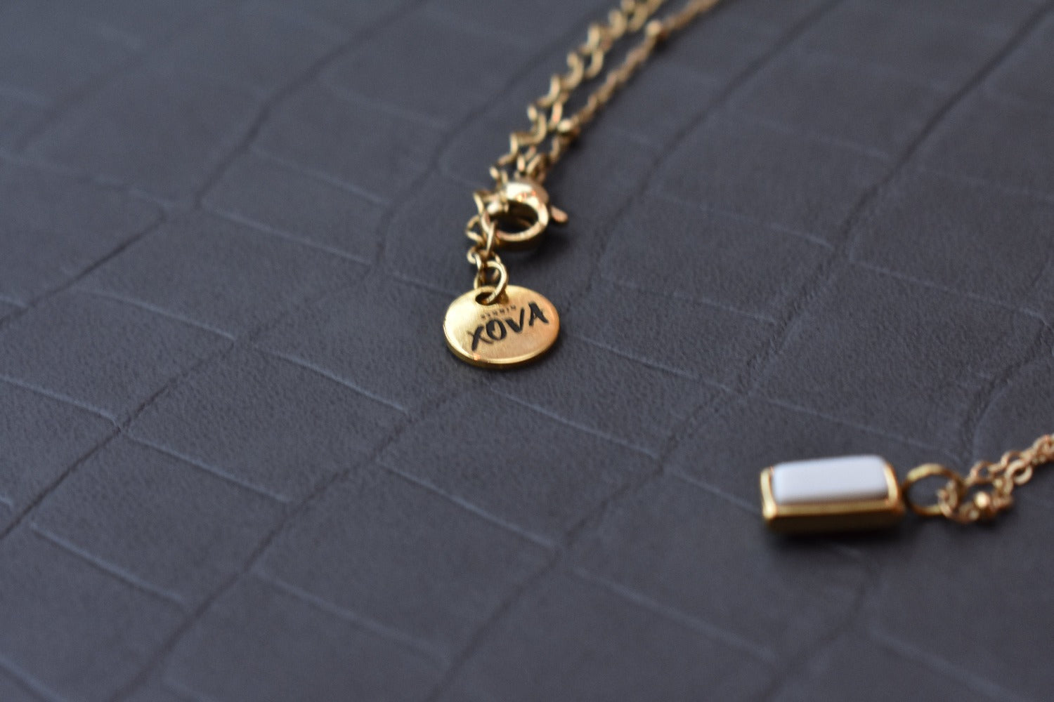 Goudkleurige ketting met wit natuursteen | Studio XOVA V.12