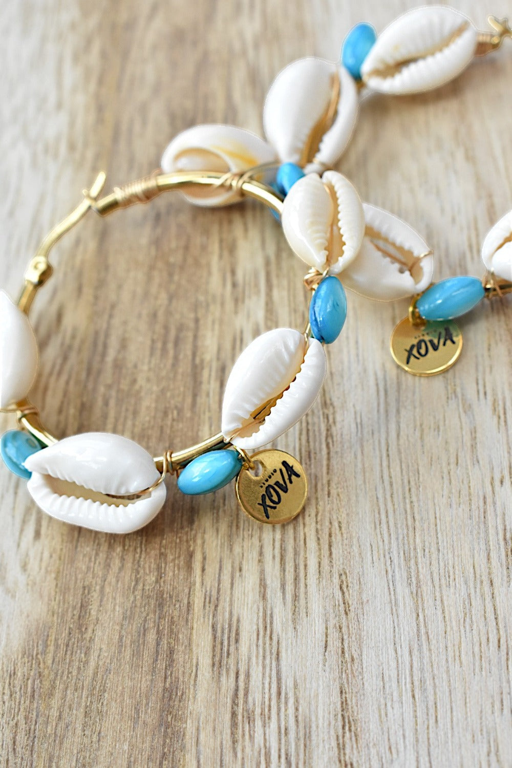 Noa - Hoops met schelpen en blauwe kralen