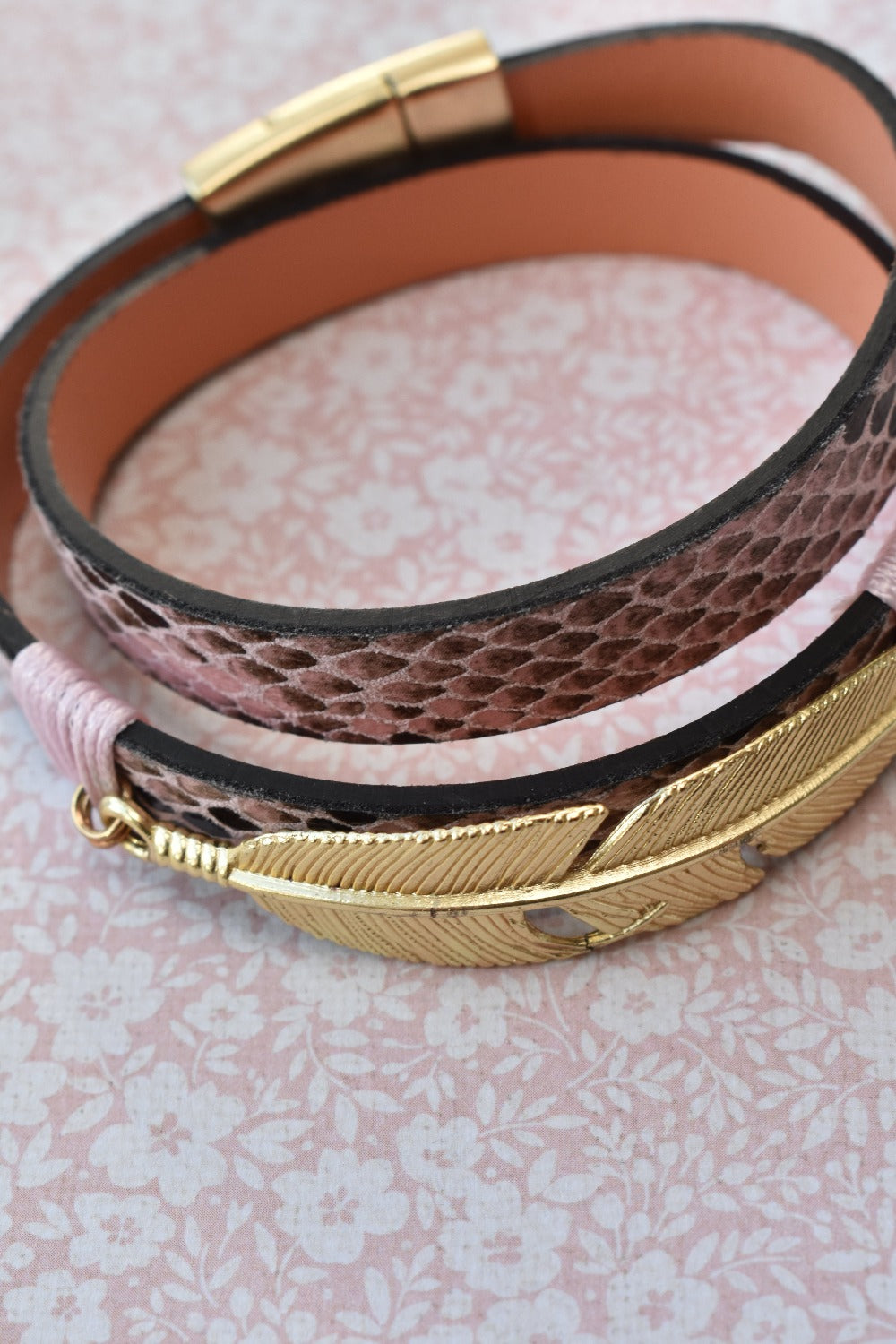 Roze PU leder armband met goudkleurige veer en slangenprint | Studio XOVA No.108