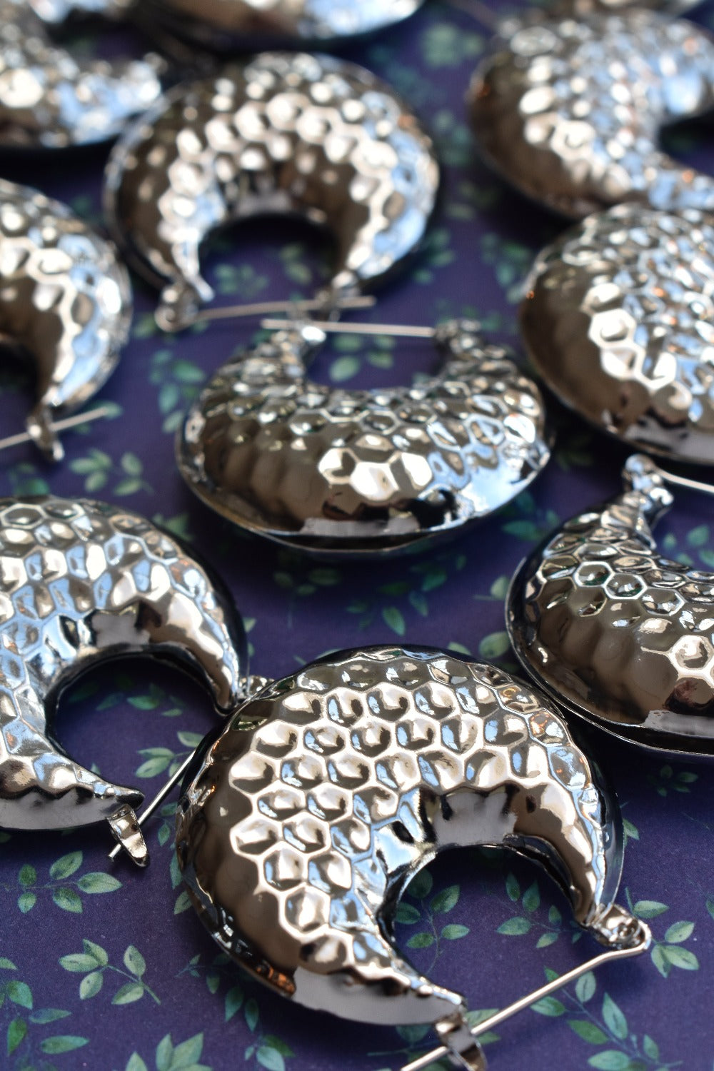 Zilverkleurige oorbellen met textuur | Studio XOVA X.234