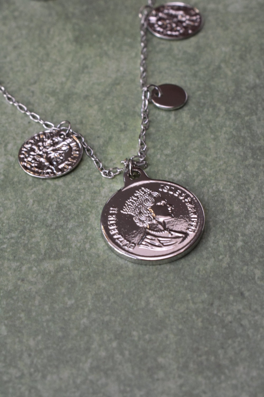 Handgemaakte zilver zilverkleurige ketting met muntjes | Studio XOVA V.55
