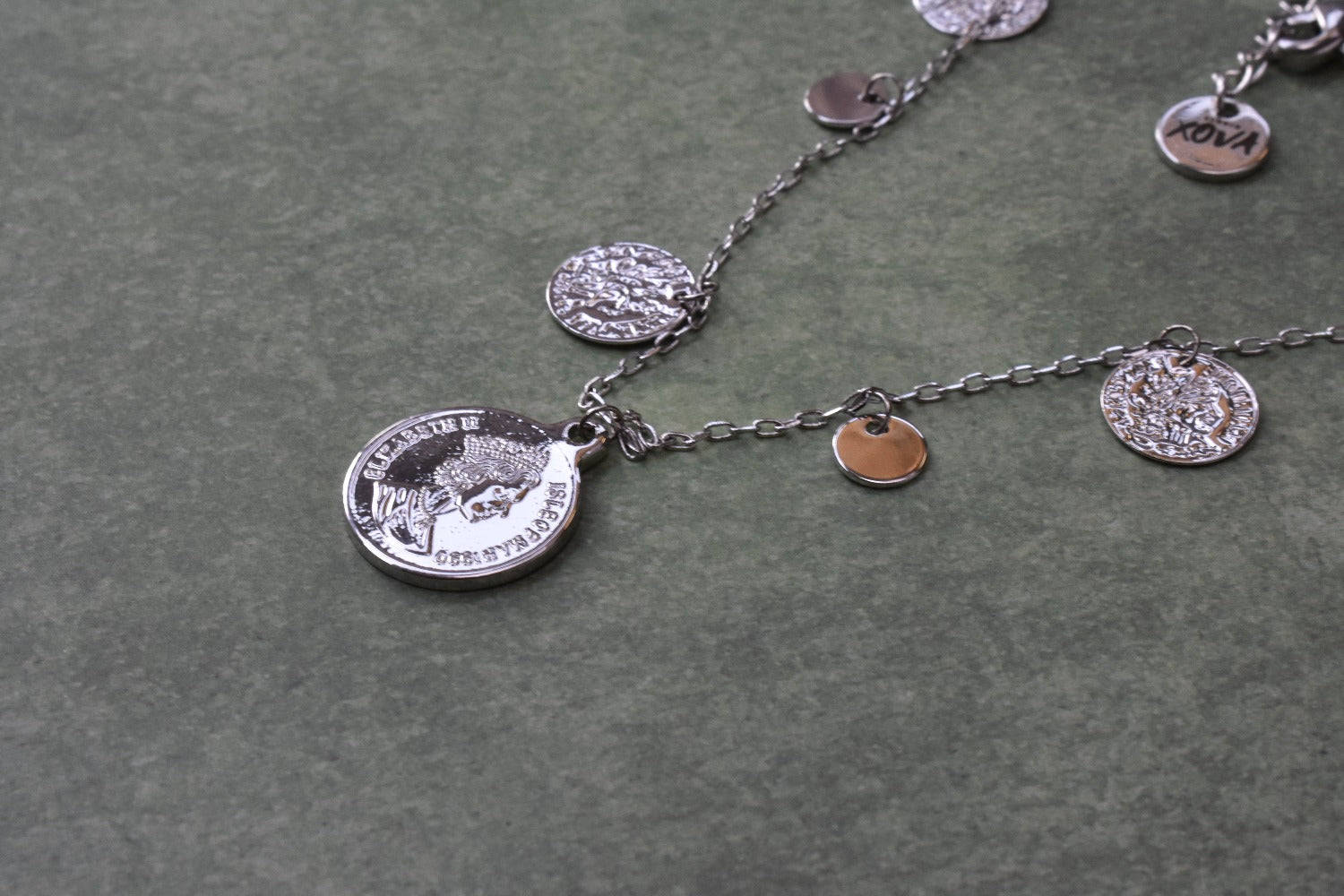 Handgemaakte zilver zilverkleurige ketting met muntjes | Studio XOVA V.55