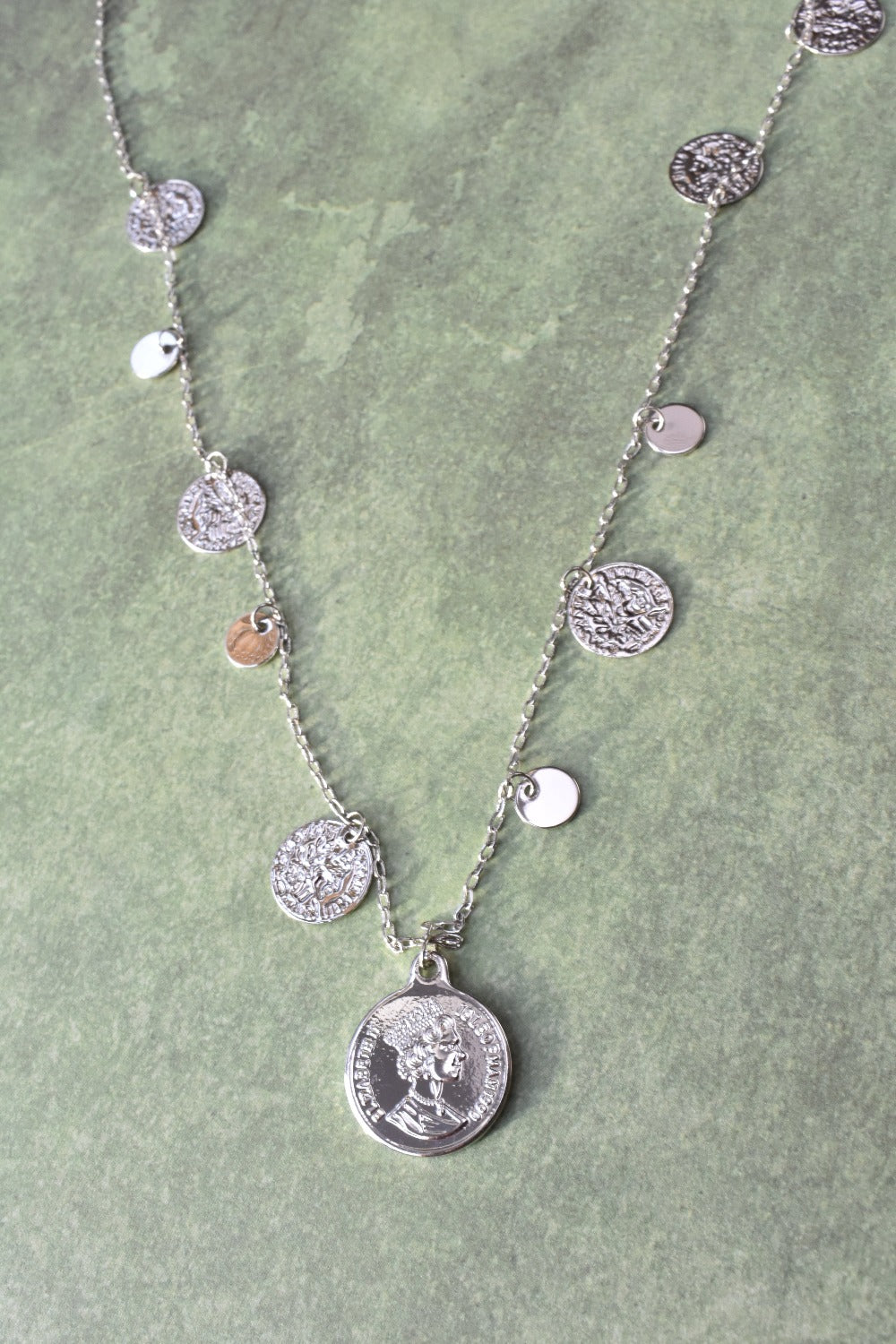Handgemaakte zilver zilverkleurige ketting met muntjes | Studio XOVA V.55