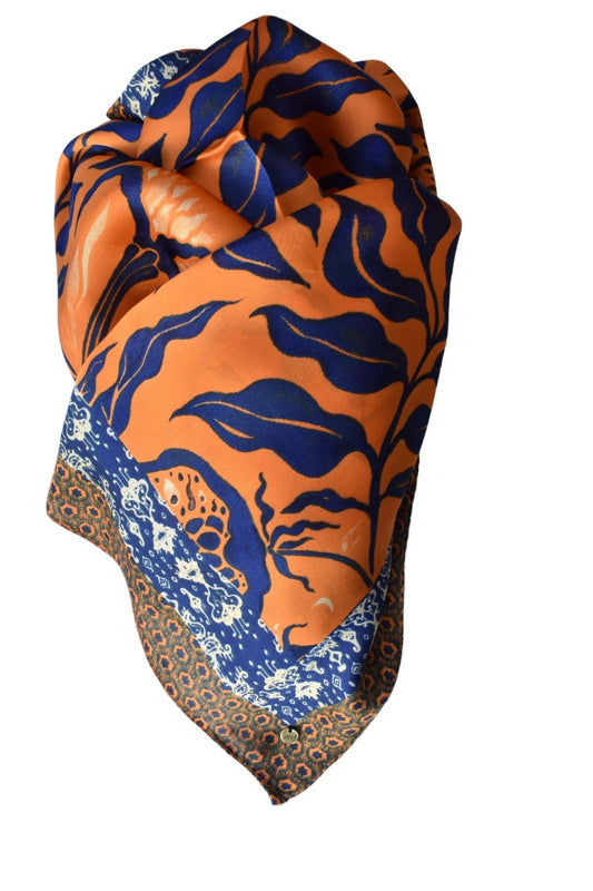 Zomertrend sjaal als accessoire voor je tas, haar of om je nek met goudkleurige bedel, oranje met blauw | Studio XOVA A.07