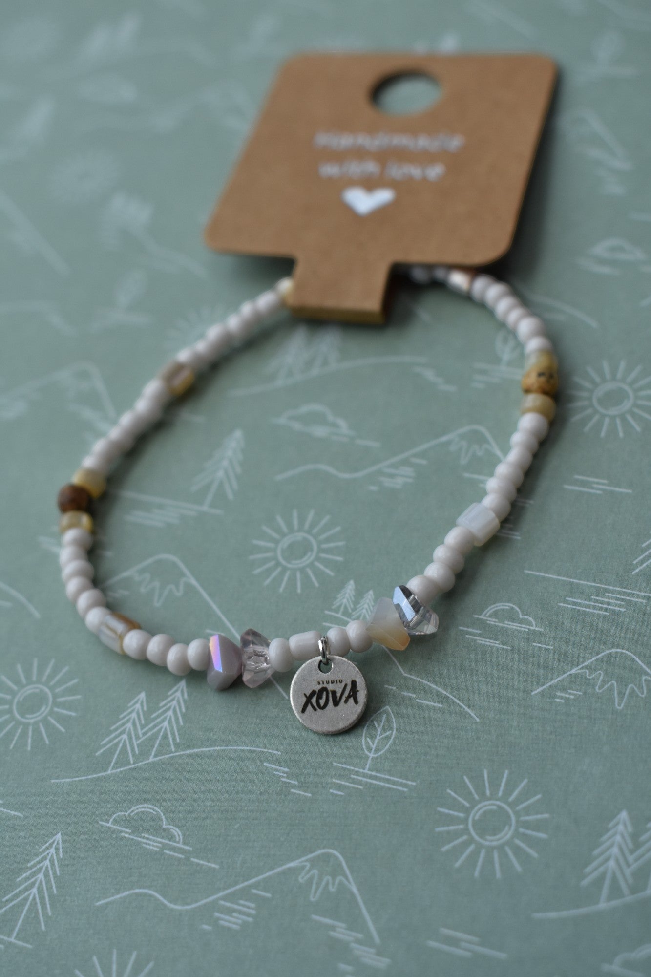 Handgemaakte zomerse witte armband met natuursteen kralen en zilverkleurige bedel | Studio XOVA No.74