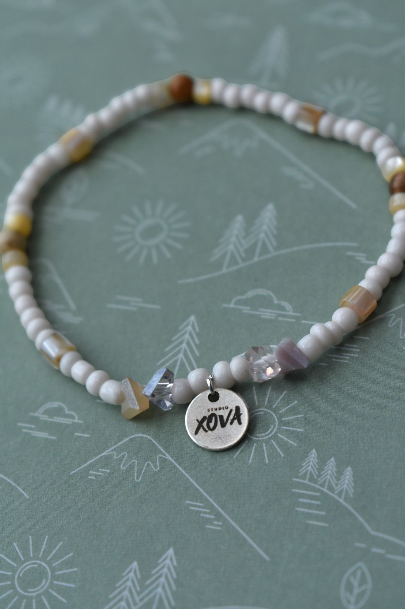 Handgemaakte zomerse witte armband met natuursteen kralen en zilverkleurige bedel | Studio XOVA No.74